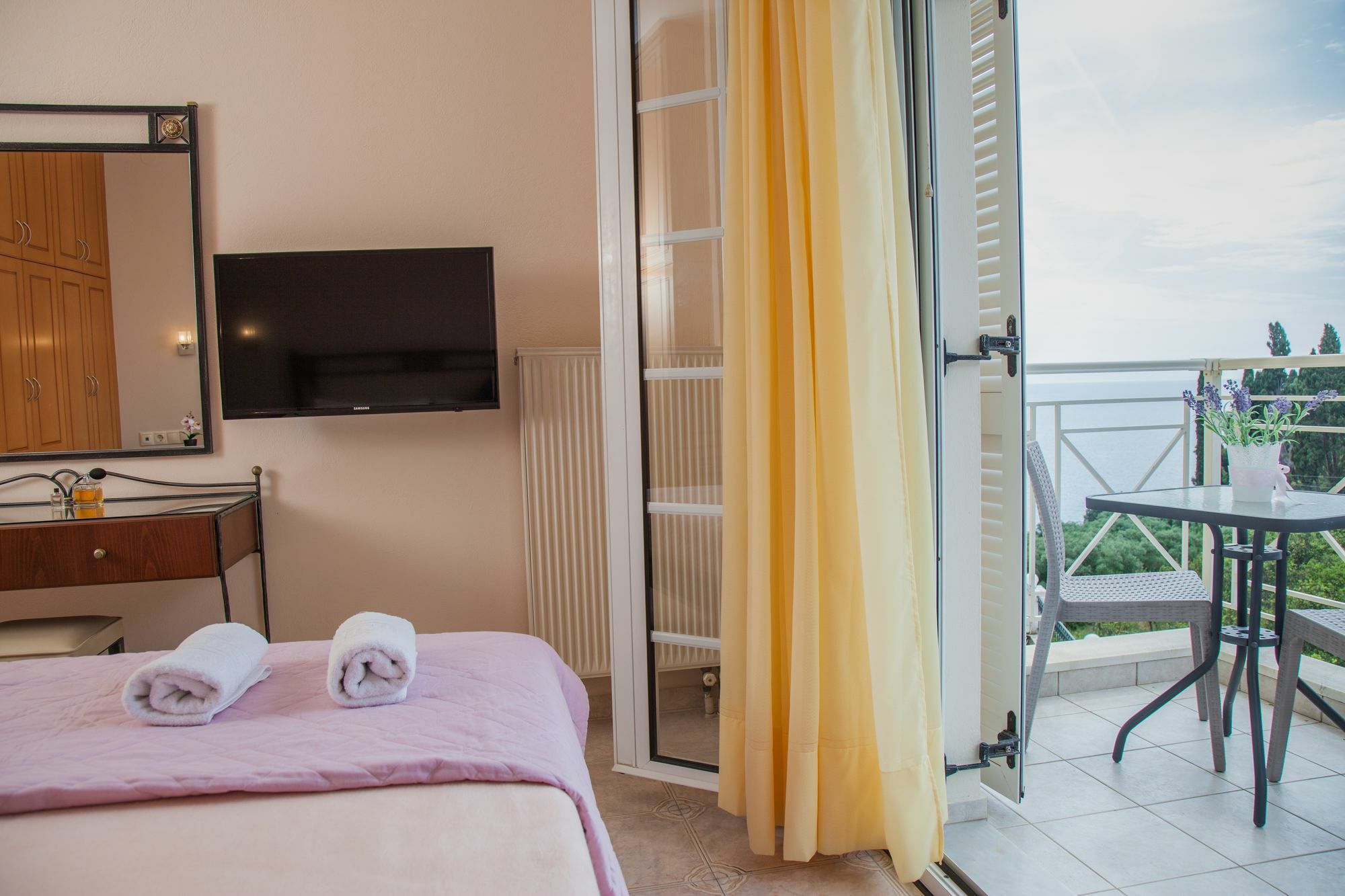 Brentanos - A - View Of Paradise Aparthotel Gastouri (Corfu)